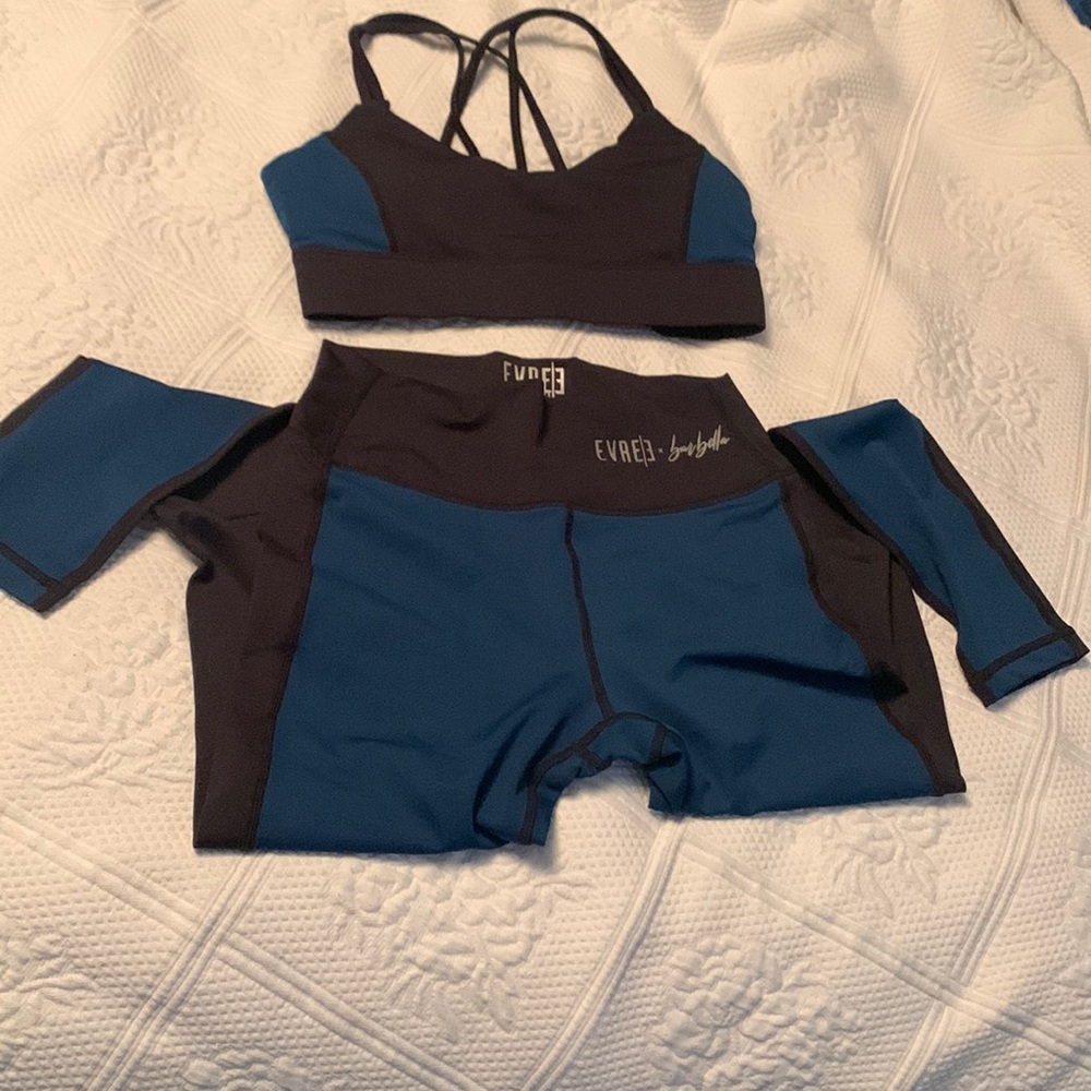 Evre/3 barbella matching black & deep teal outfit.